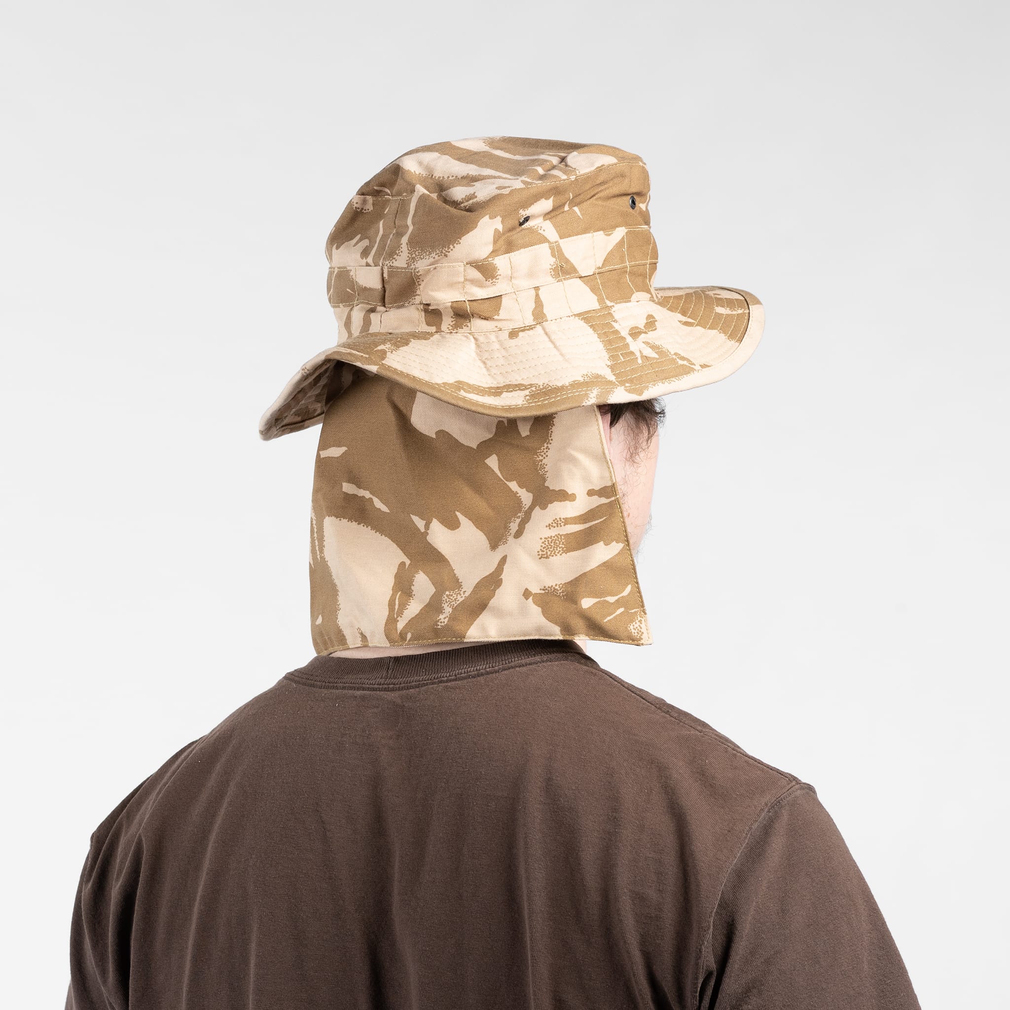 Desert hat with neck clearance cover