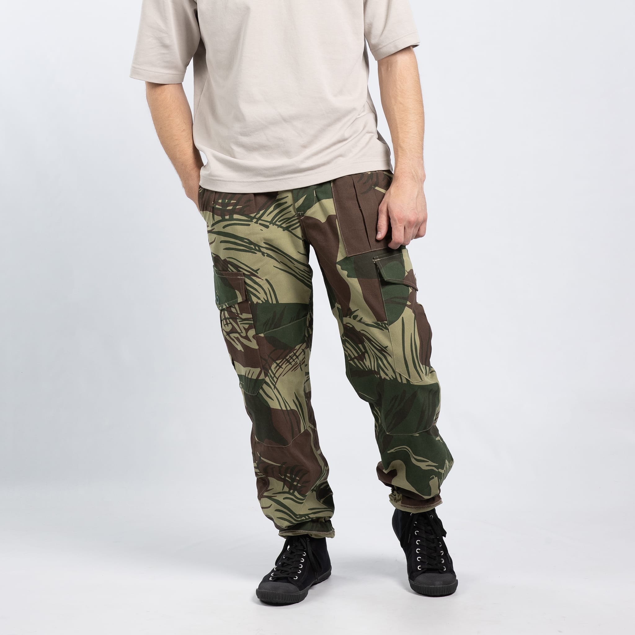パンツ 60s RHODESIAN ARMY camouflage Trousers Vintage 60s Rhodesian Army Brushstroke Camo Cargo Pants Mens 30x31
